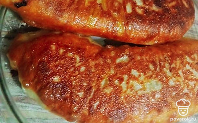 Из теста сформируйте пирожки с получившейся начинкой. Обжарьте на растительном масле до золотистого цвета.