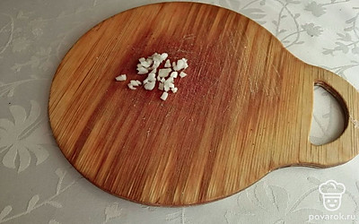 Зубчики чеснока почистите и мелко нарежьте.