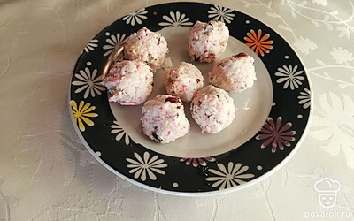 Из получившейся массы сформируйте небольшие шарики.