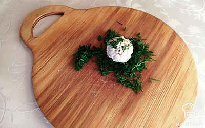 Свежую зелень хорошо помойте и мелко нарежьте. В нарезанной зелени обваляйте шарики.