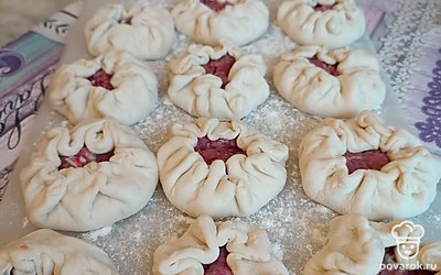 Формируем беляши, оставив в середине отверстие. В сковороду наливаем примерно 200 миллилитров масла и ставим на огонь. Жарим до золотистого цвета на среднем огне сначала со стороны отверстия, а потом переворачиваем. 