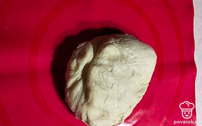 Кефир, яйцо и масло смешиваем, добавляем муку и замешиваем тесто.