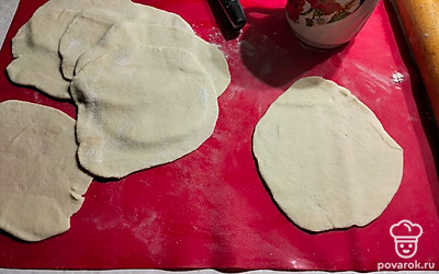 Делим тесто на части и тонко раскатываем. 