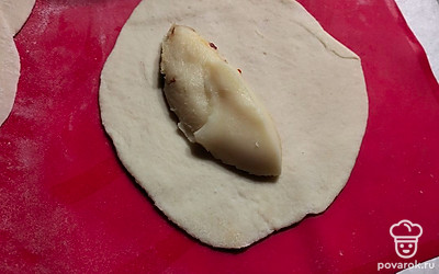 Плавленый сыр выкладываем в центр.