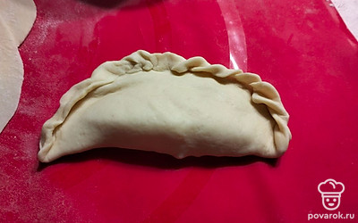 Защипываем края.