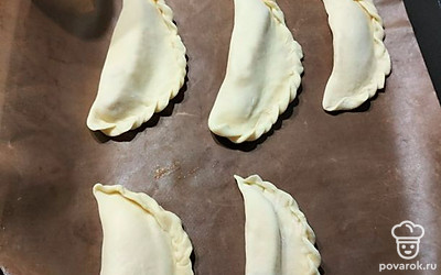 Выкладываем пирожки на противень и выпекаем при 180 градусах 20 минут.