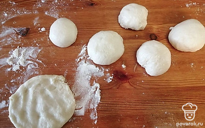 Дрожжевое тесто делим на равные шарики размером с грецкий орех. 