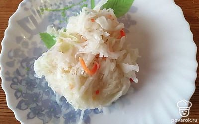 Квашеную капусту отжимаем от лишней жидкости. 