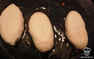 Формируем пирожки. Жарим на растительном масле по 10 минут с двух сторон. 