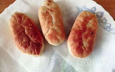 Готовые пирожки выкладываем на салфетку для удаления лишнего масла. 