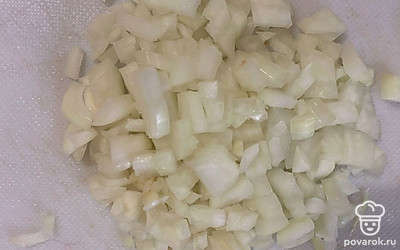 Помыть, почистить овощи, нарезать лук кубиками. 