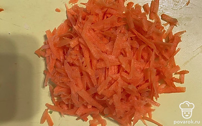 Натереть среднюю морковку на крупной терке.