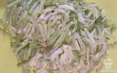 Нарезать капусту. 