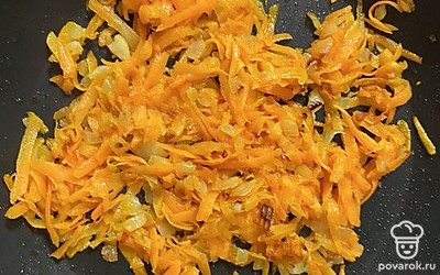 Добавить к луку тертую морковь и тоже хорошо обжарить.