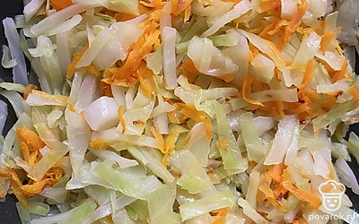 Выложить капусту в сковородку, перемешав с луком и морковкой. Добавить немного воды и тушить до готовности на медленном огне. Минут через 10-15 приправить солью.