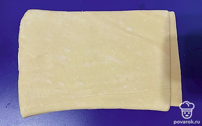 Достать размороженное слоеное тесто и подготовить его для пирожков. Нарезать нужным размером, любой формы.