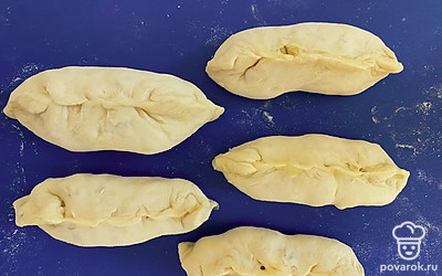 Слепить будущие пирожки, пусть даже не самые красивые, но точно вкусные.