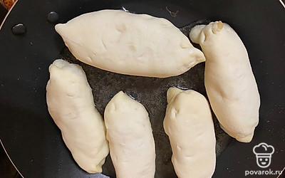 Жарить на сковородке с добавлением растительного масла с обеих сторон, примерно по 3-5 минут.