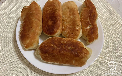 Готовые пирожки подавать к столу.