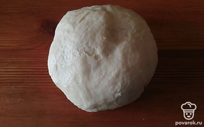 Достаем дрожжевое тесто. 