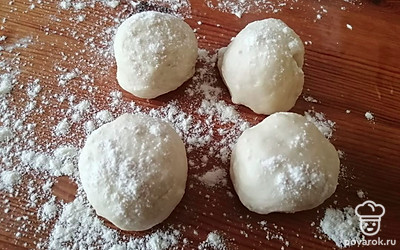 Делим тесто на равные шарики. 