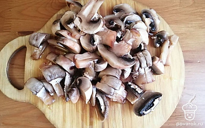 Готовим начинку. Шампиньоны нарезаем. 