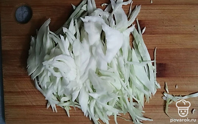 Капусту шинкуем.
