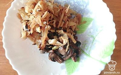 Обжариваем капусту и шампиньоны до готовности. 