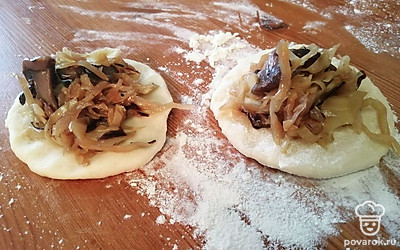 Тесто раскатываем и выкладываем начинку. 