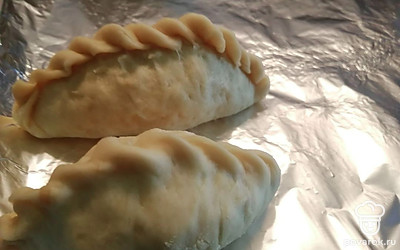 Выкладываем пирожки на противень. Выпекаем в духовке на среднем огне 25-30 минут. 