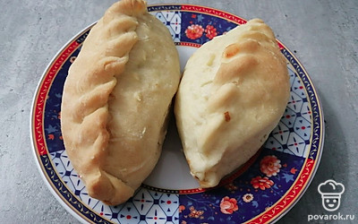 Печеные пирожки с капустой и грибами готовы. 