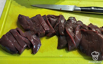 Печень нарезаем брусочками.
