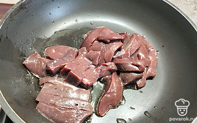 Обжариваем печень на растительном масле.