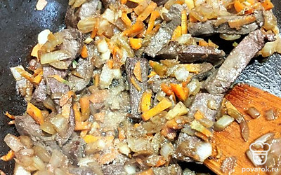 Добавляем лук и морковь, томим до готовности. Солим и перчим по вкусу. 