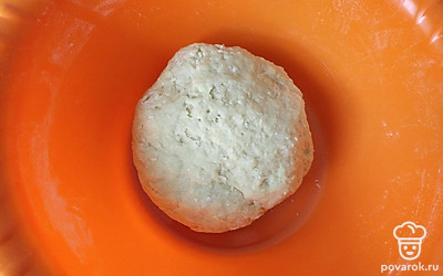 Кефир, яйцо, масло смешиваем. Добавляем соду и муку и замешиваем тесто. 