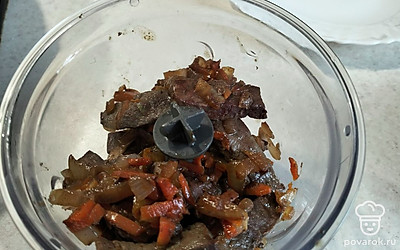 Остывшую печень взбиваем в блендере. 