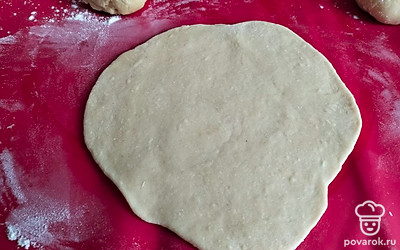 Делим тесто на небольшие шарики и раскатываем в круг.