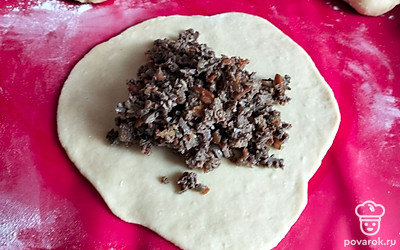 Щедро раскладываем начинку и защипываем края.