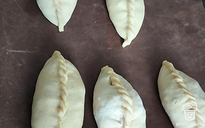 Выкладываем пирожки на противень и отправляем в духовку при 180 градусах на 25 минут.