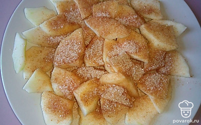 Яблоки нарежьте небольшими кусочками и посыпьте сахаром и молотой корицей. Разогрейте сковороду, добавьте сливочное масло и обжарьте слегка яблоки с сахаром и корицей. Добавляйте понемногу воду и тушите до готовности, помешивая.