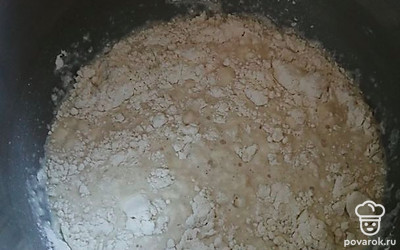 Дрожжи всыпать в 100 миллилитров теплого картофельного отвара. Добавить сахар, перемешать и оставить на 15 минут. 