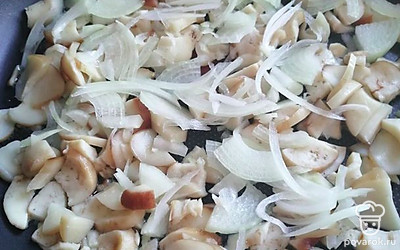 Белые грибы и лук нарезать и обжарить на растительном масле, посолить. 