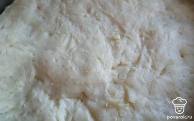 В опару добавить 150 граммов теплого отвара и майонез. Всыпать половину муки и тщательно перемешать. Влить 2 столовые ложки подсолнечного масла и еще раз перемешать. Добавить оставшуюся муку и 1 столовую ложку растительного масла. Тщательно вымесить тесто, накрыть и оставить на 1 час. 