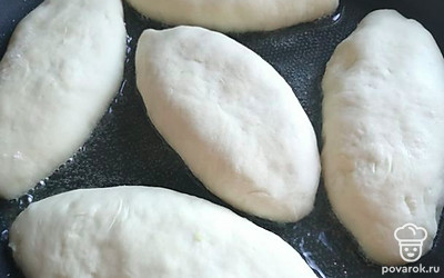 Обжарить на хорошо разогретой сковороде с растительным маслом с двух сторон (на небольшом огне). 