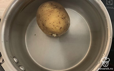 Картошку помыть и отварить до готовности.