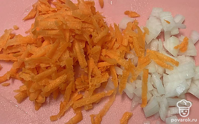 Морковку натереть на крупной терке, лук нарезать на кусочки.