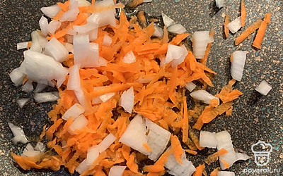 Обжарить лук и морковку на сковородке.