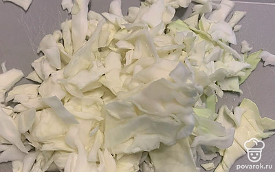 Капусту нарезать.