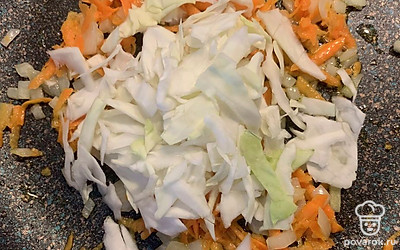 Добавить капусту в сковородку. Посолить и довести до готовности.