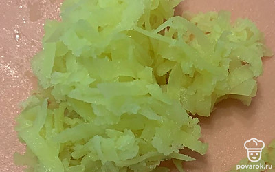 Картошку отварить и натереть на терке.